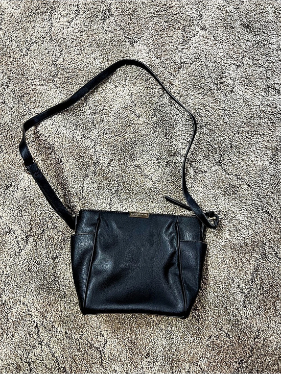 Liz Claiborne Handbags - Liz Claiborne Black Crossbody Bag